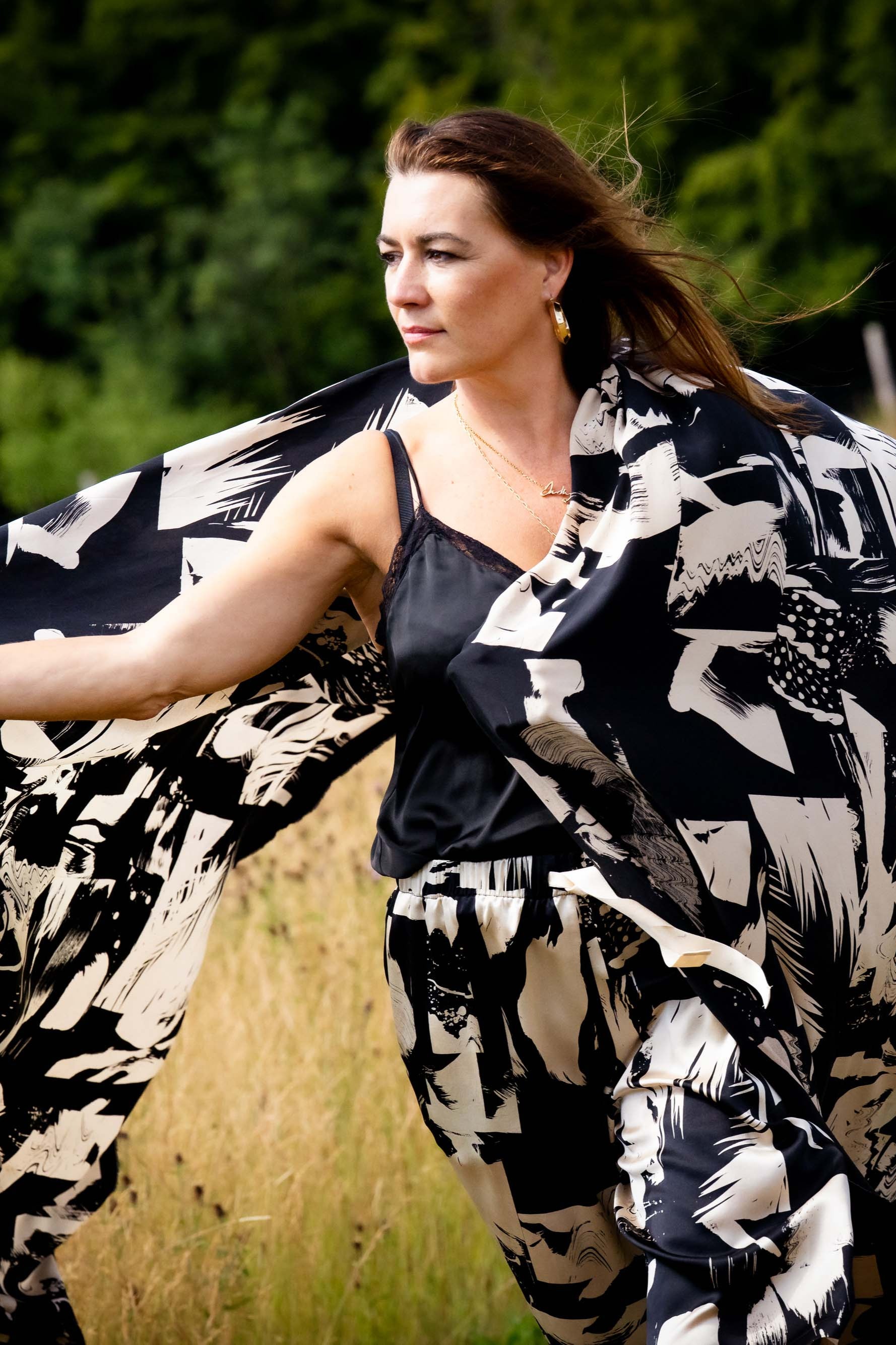 Woman with a black and white patterned fabric in an outdoor setting